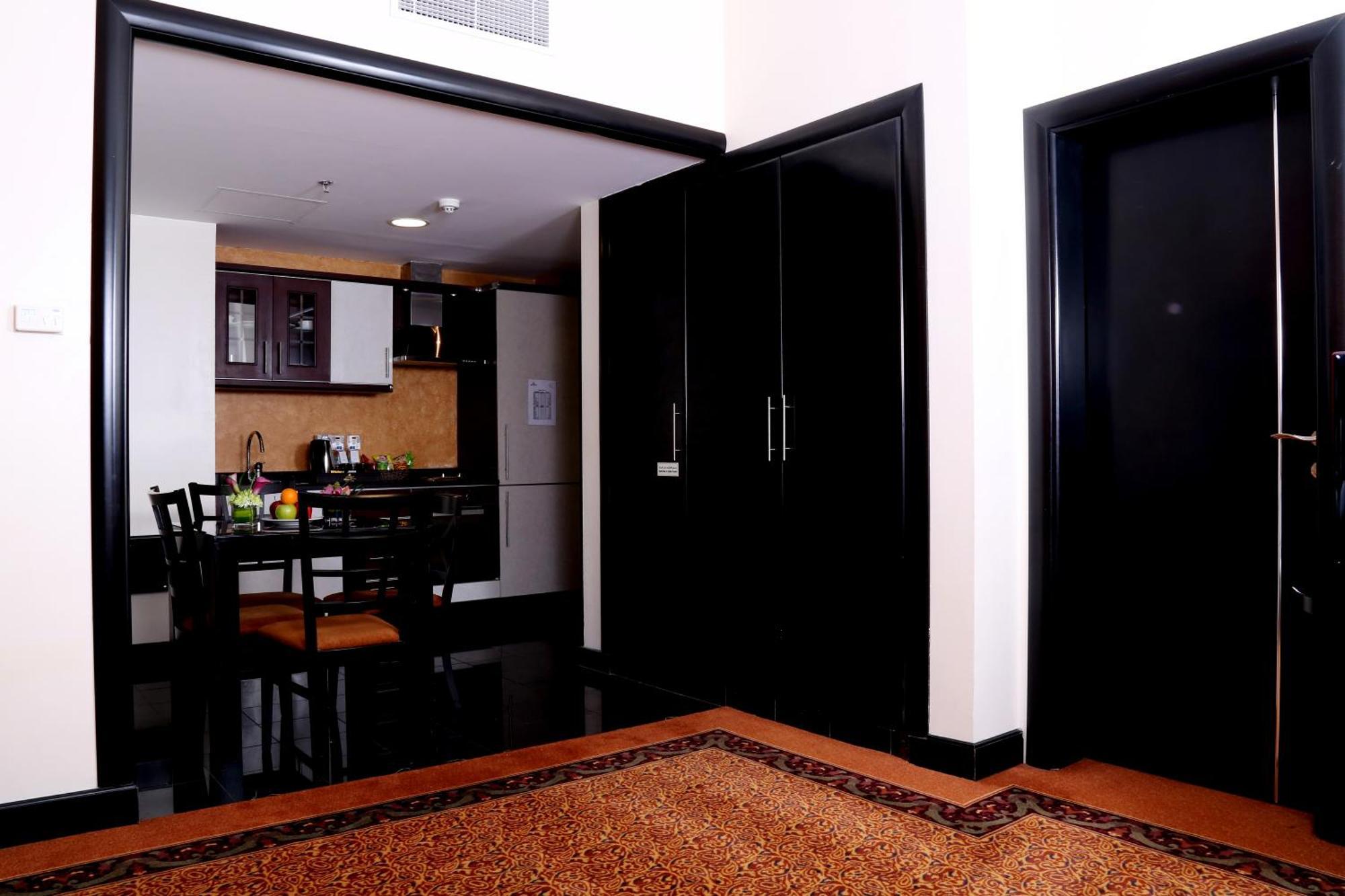 Royal Grand Suite Hotel Charjah Extérieur photo
